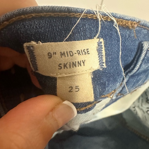 Madewell 9” Mid-Rise Skinny Jeans
Size 25 | Fair Trade Certified Factory - Picture 6 of 9